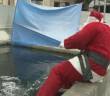 Underwater Santa entertains children in Mexico