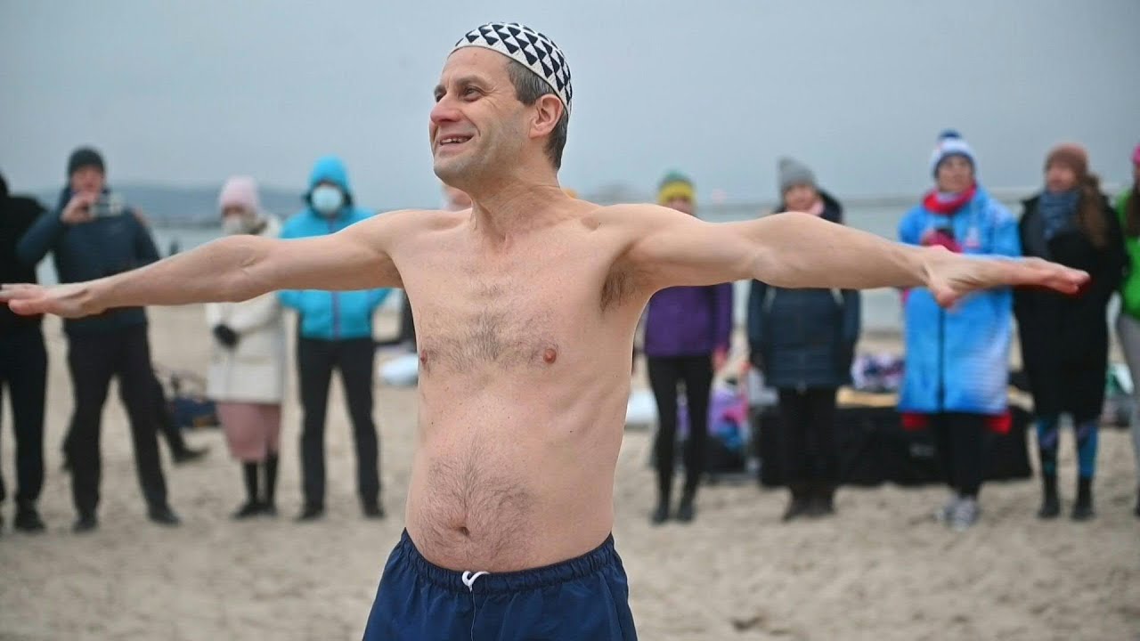 Polish Winter Swimmers Fundraise With Baltic Dip and Beach Piano Tunes | AFP