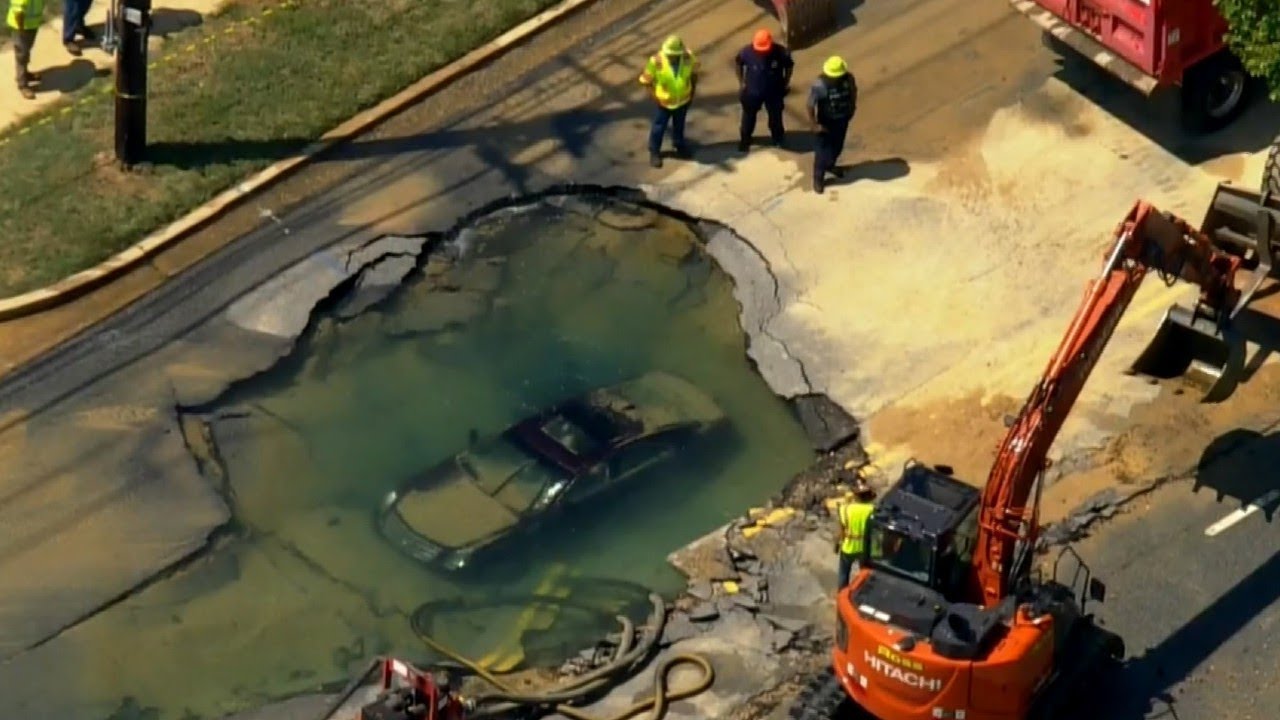 Driver Ignores Signs, Ends up in Sinkhole | FOX 13 News Utah