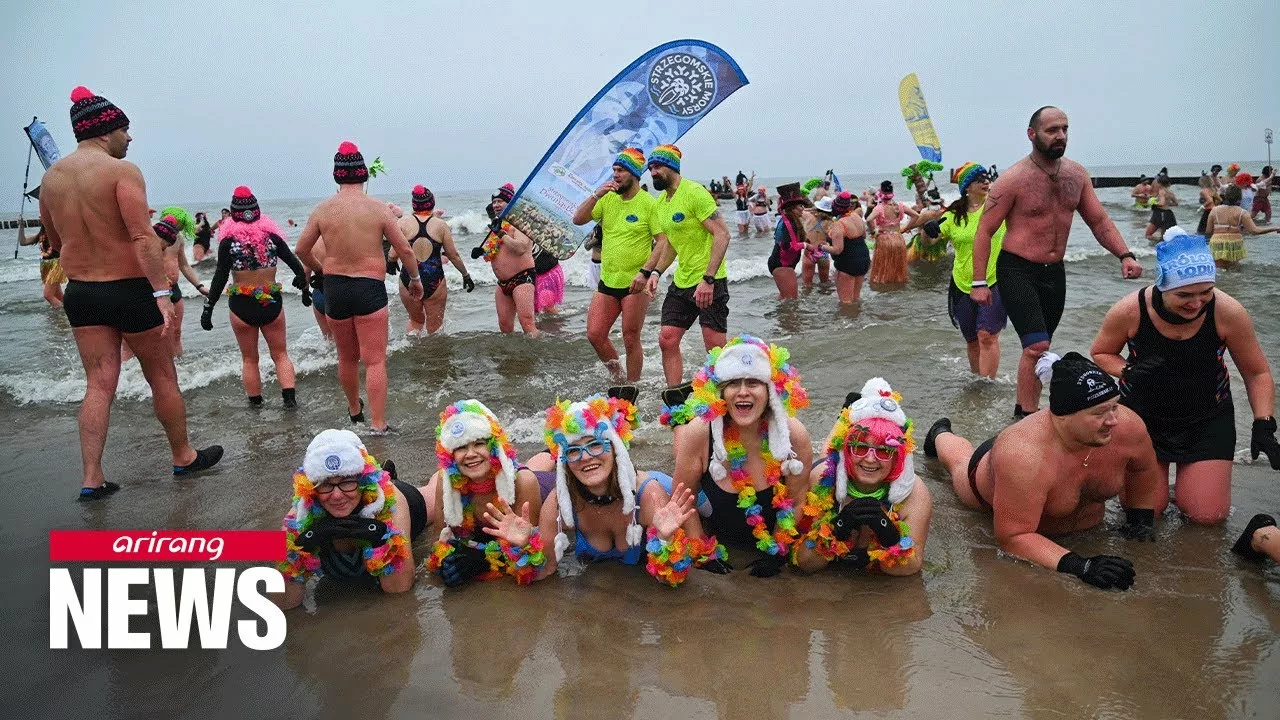 Thousands of “Walrus” Swimmers Gather for Annual Polish Winter Swim | Arirang News