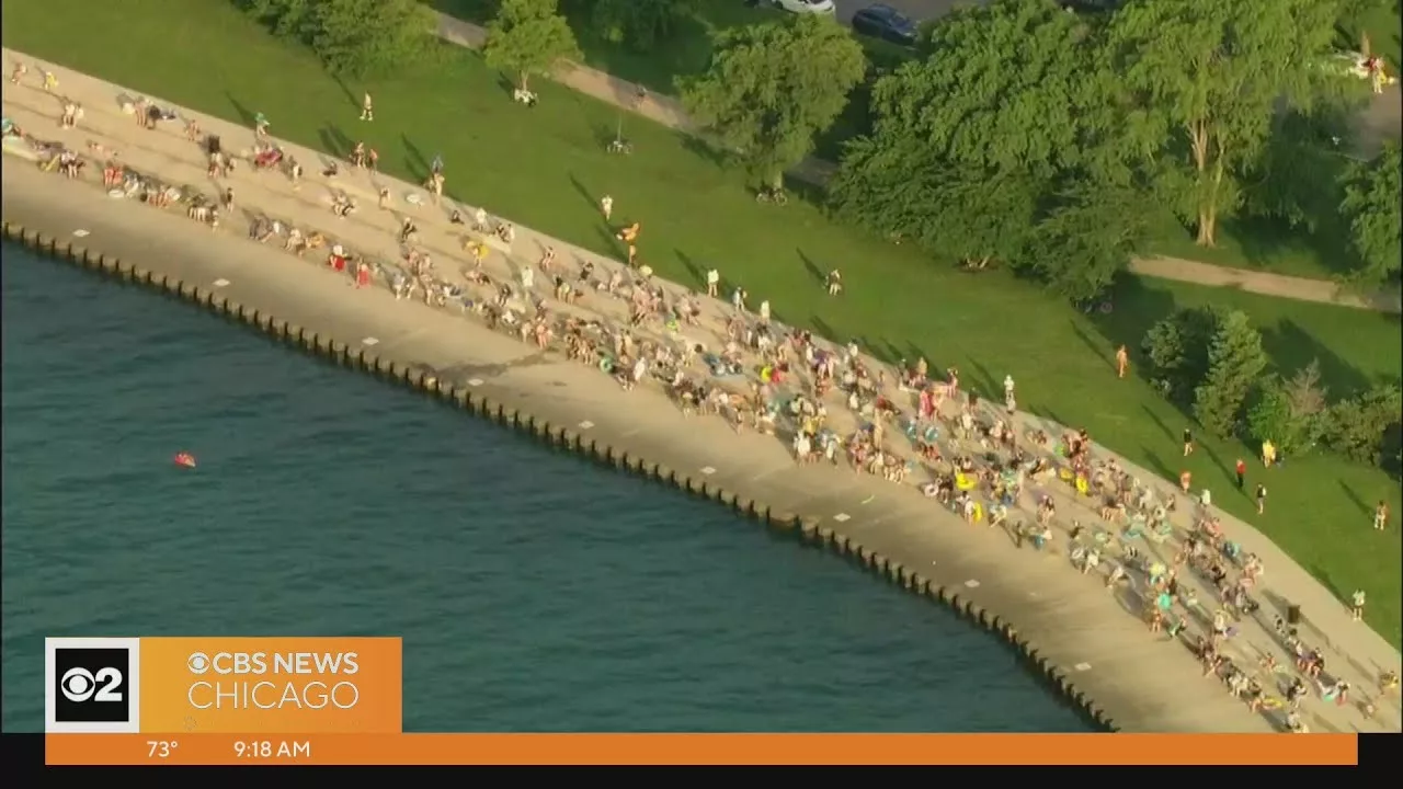 Friday Morning Swim Club Making a Splash Along Chicago’s Lakefront | CBS Chicago