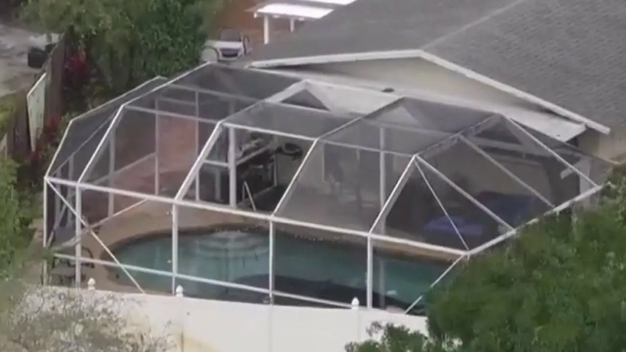 Car Plunges Into Margate Pool | WPLG Local 10